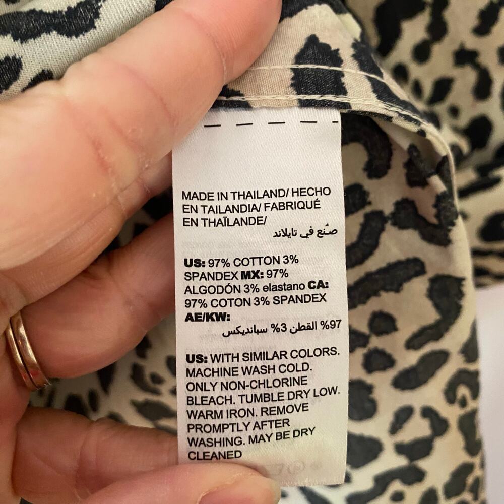 Chico's Animal Print Leopard No Iron Button Down Long Shirt Preppy 3 / 16 / 18 - Picture 10 of 10